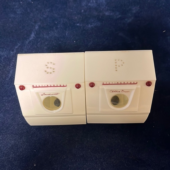 VTG Laundromat Washer Dryer Salt and Pepper Shakers - Picture 2 of 4
